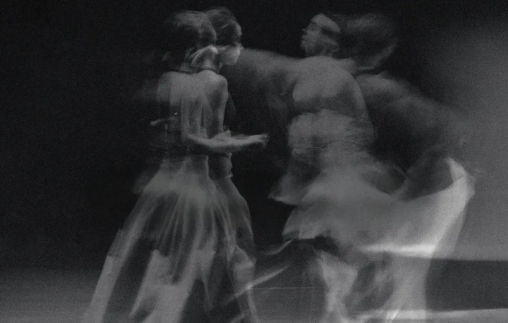foto en blanco y negro en el que aparecen dos bailarinas moviéndose, uno de los planes de la agenda cultural del 29 de mayo al 1 de junio