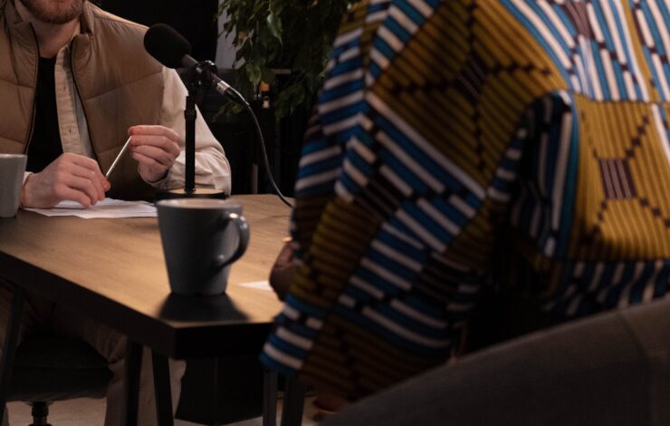 dos personas hablando en un podcast, uno de los actos del Alta Fidelidad